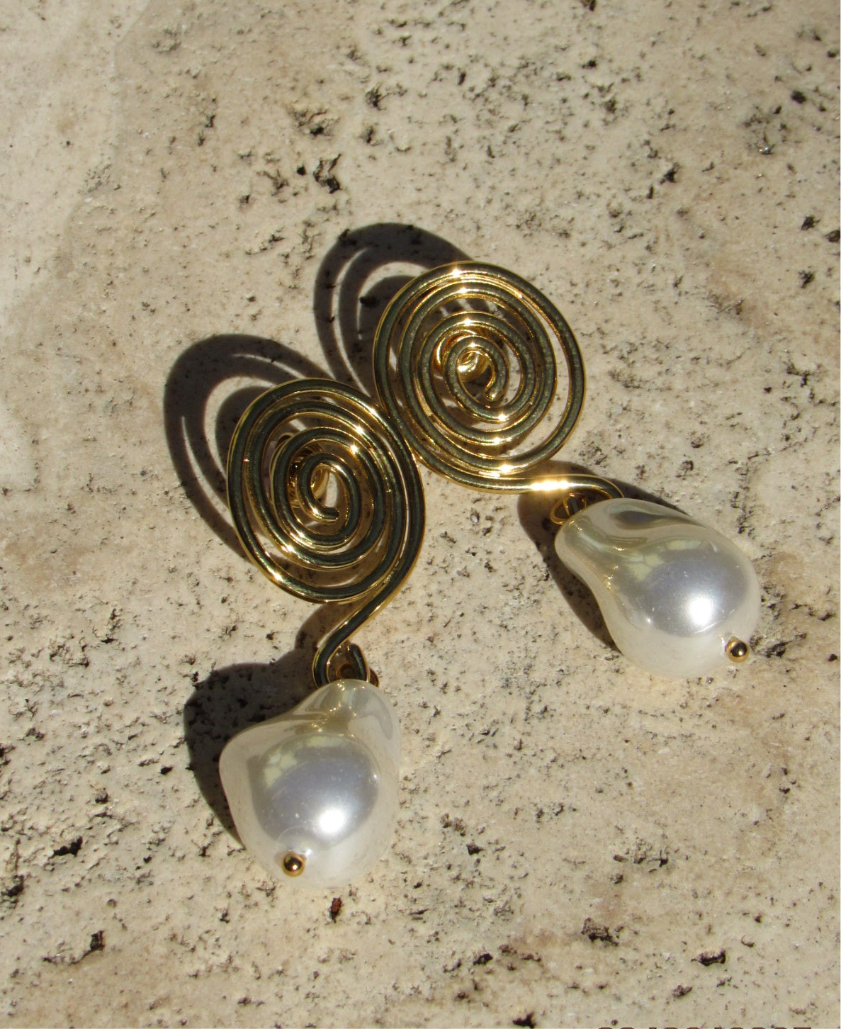 Twirl pear l earring