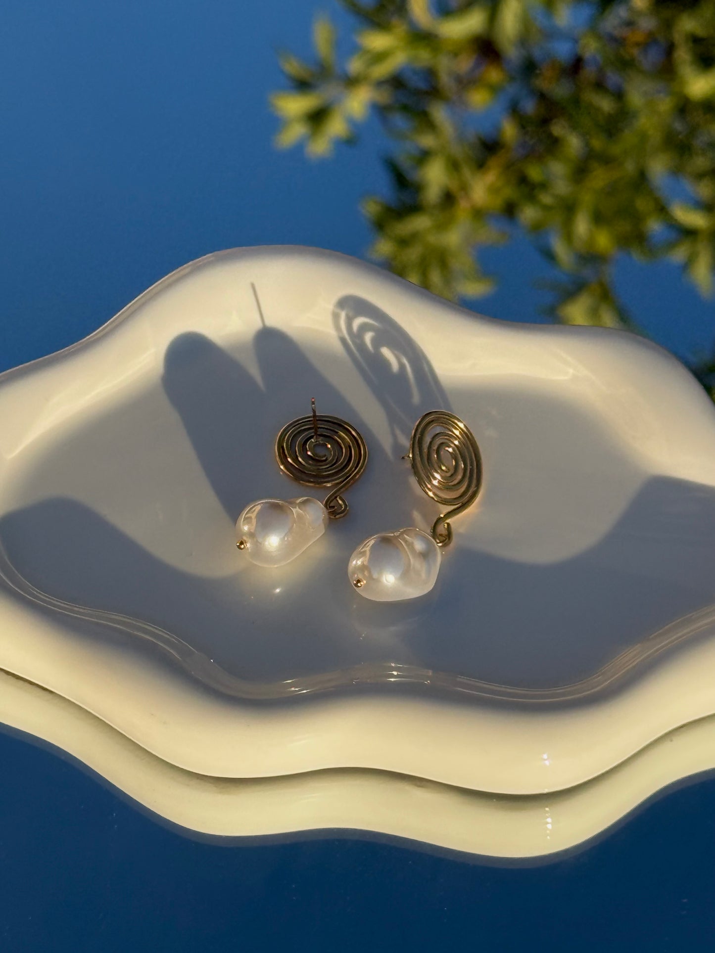 Twirl pear l earring