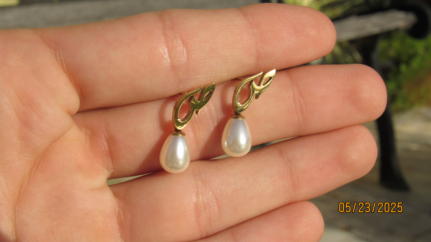 pearl letter earring