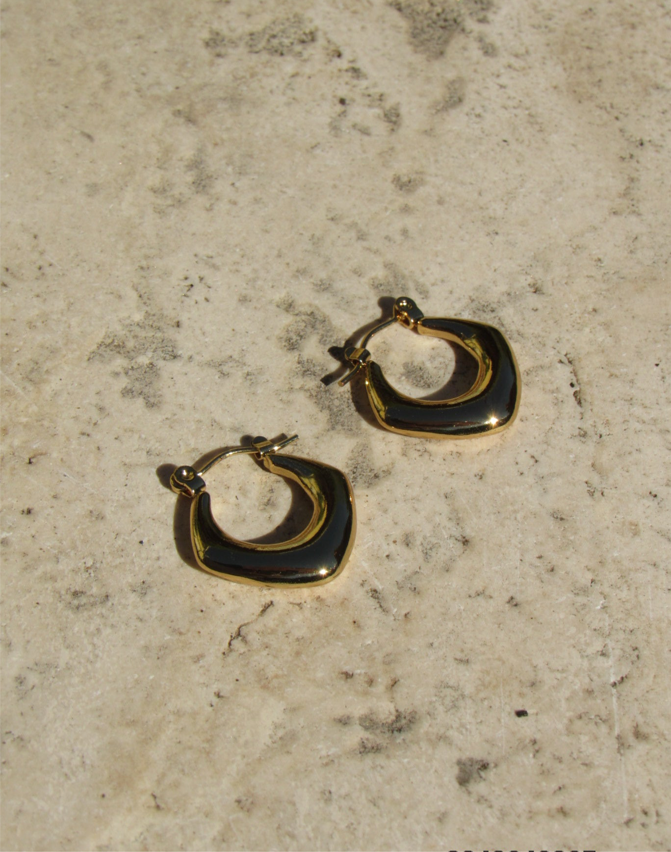 Rounded V earring 18k