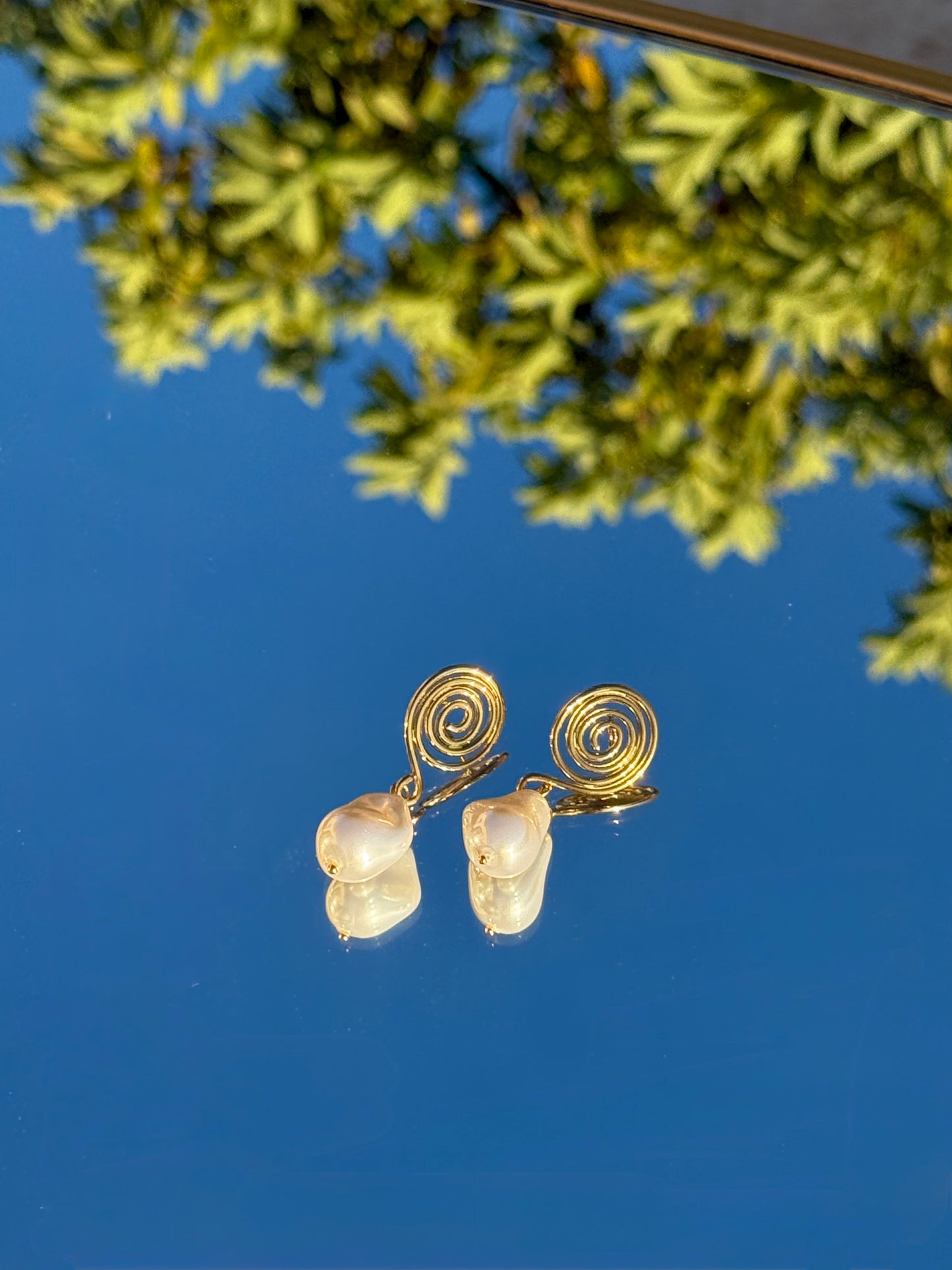 Twirl pear l earring