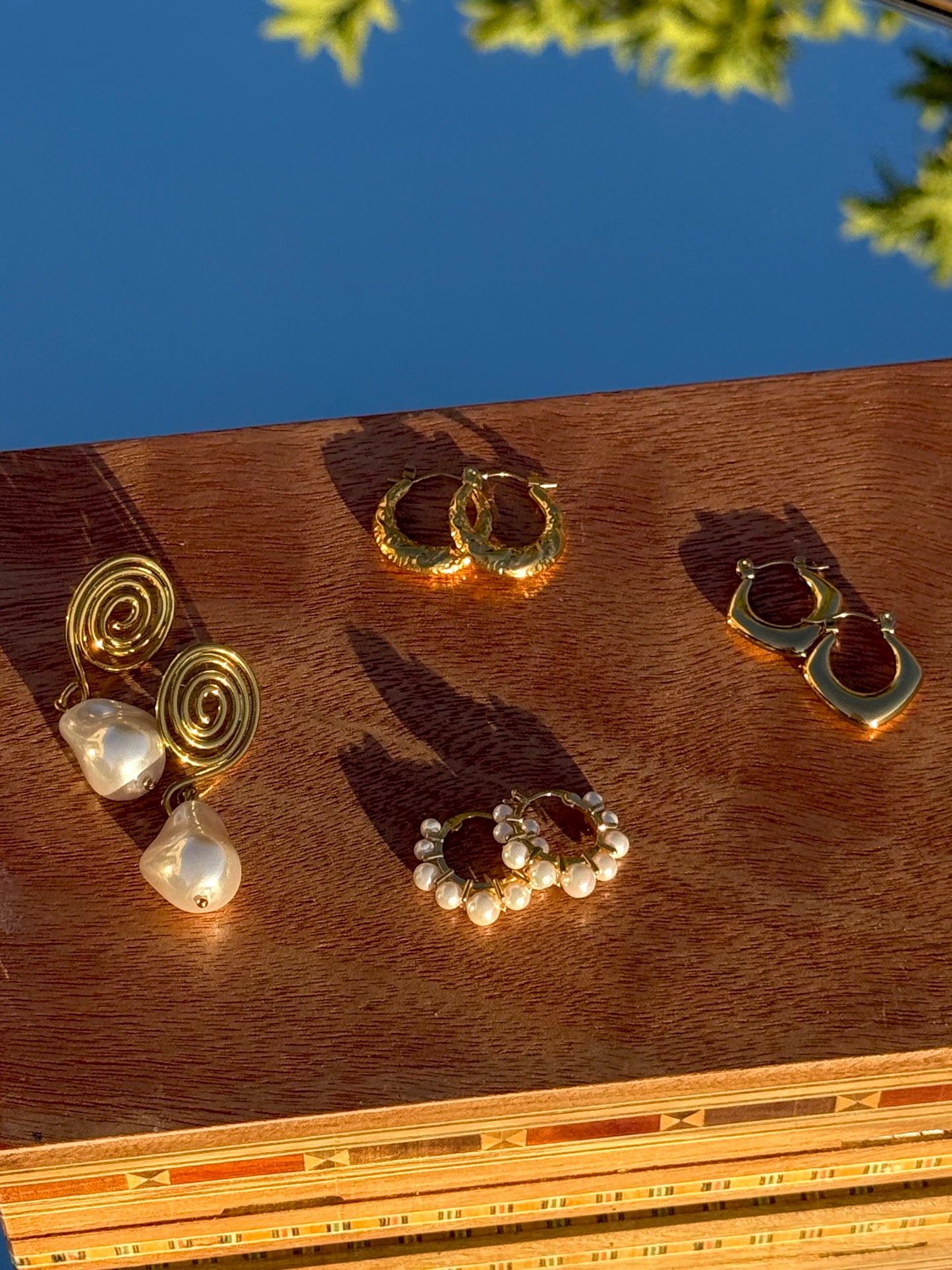 Twirl pear l earring