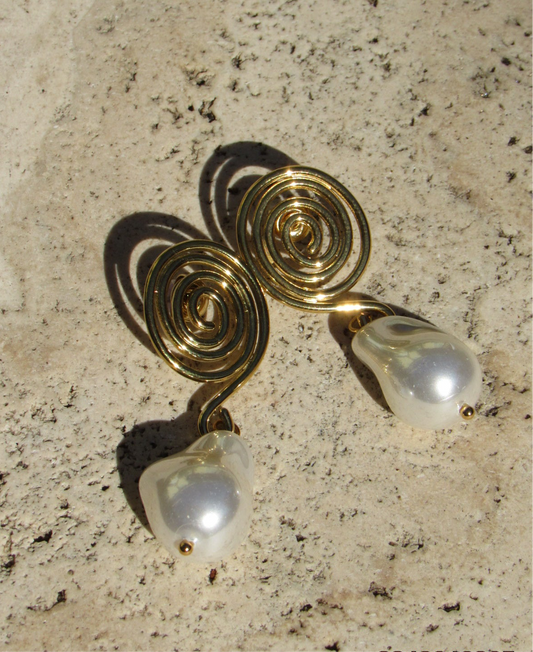 Twirl pear l earring