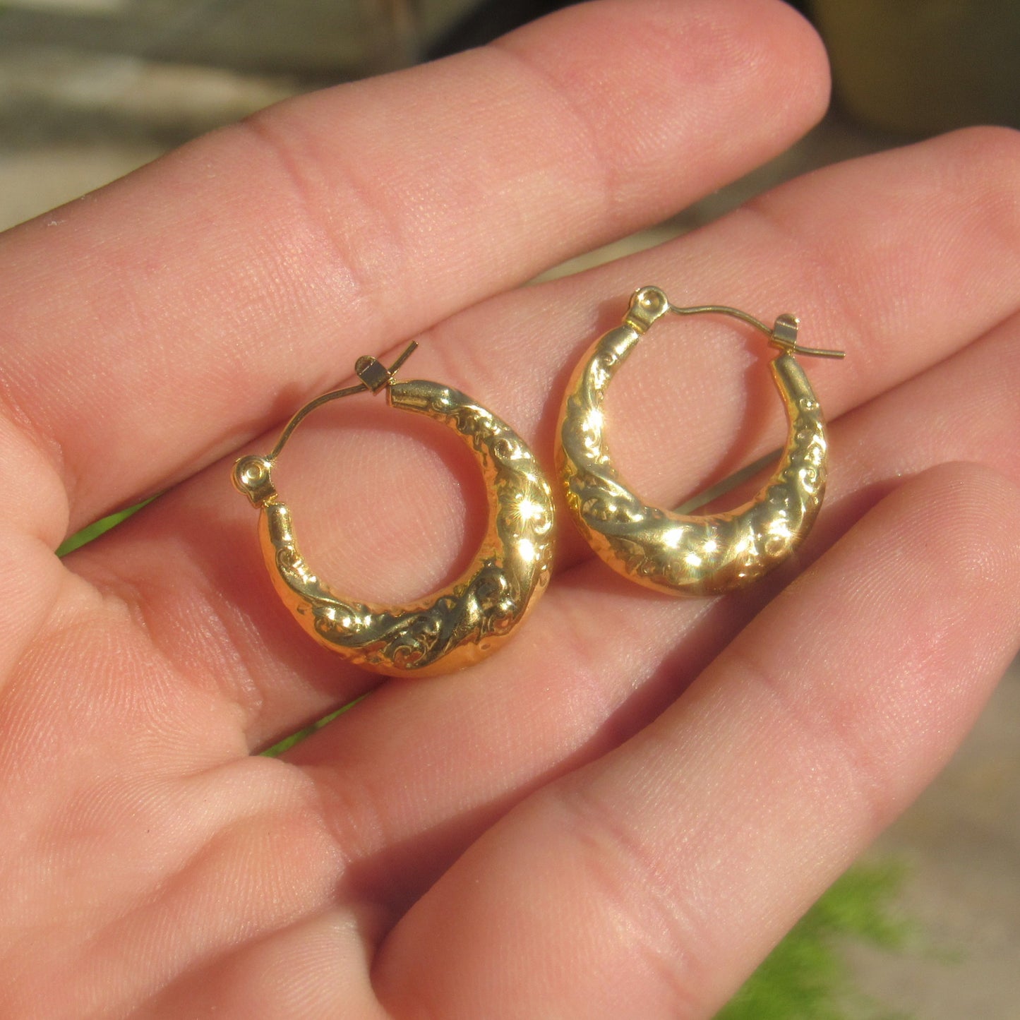 twirl creole Hoop earring 18k