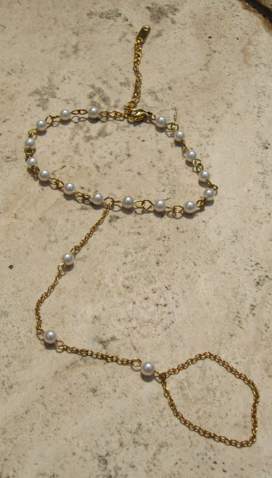 Pearl hand chain 18k