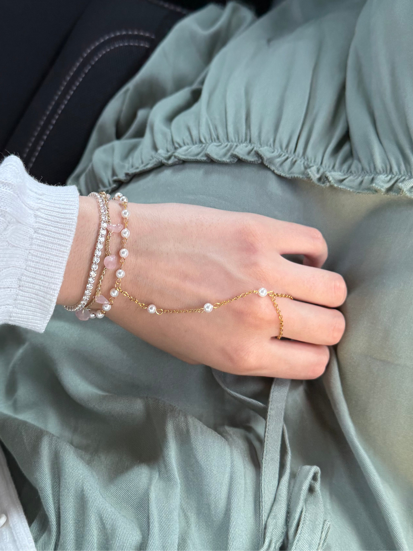 Pearl hand chain 18k